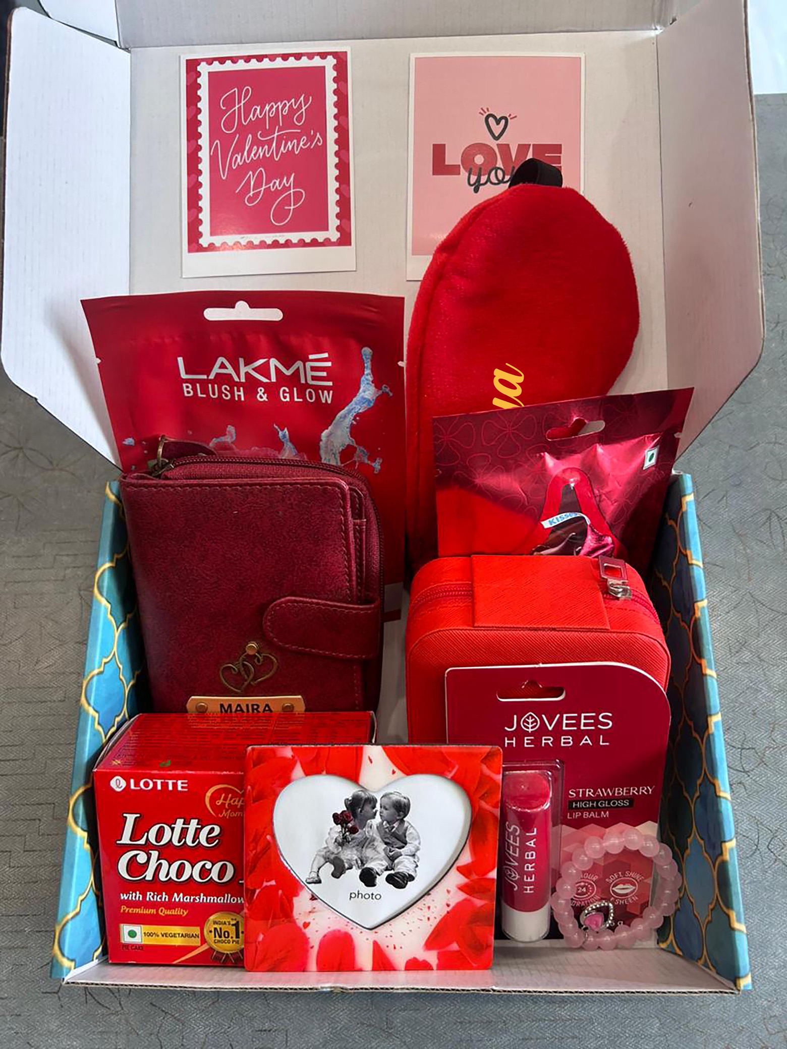 The Red theme hamper